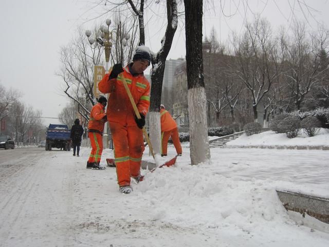 鸡西市迎来狗年首场大雪 环卫工人昼夜清雪保畅通