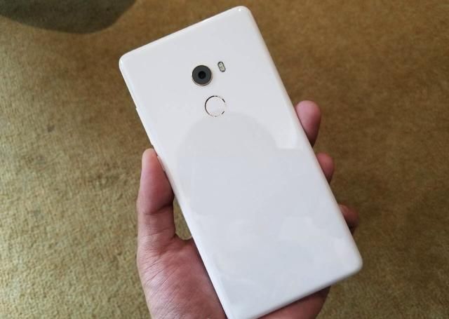 相比一代反而倒退了?小米MIX2陶瓷白图赏来袭