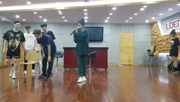 不只IU,宣美跟经纪人的感情也超好,两人曾手牵