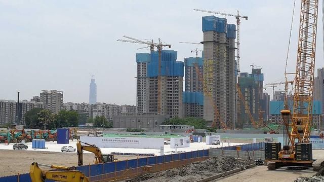 武汉周大福金融中心开工648米