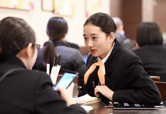 谁是最后送你回家的人?滴滴接机员姑娘们进入一年中最忙碌的时刻