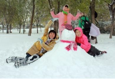 宝妈第一次见雪，特别兴奋，堆好雪人叫孩子，发现晚了