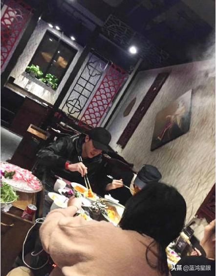 网友偶遇赵丽颖和冯绍峰在上海吃火锅,甜蜜之
