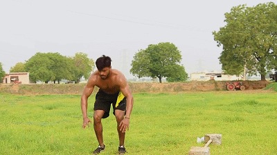 肌肉小伙不去健身房锻炼,自己造简易器械锻炼