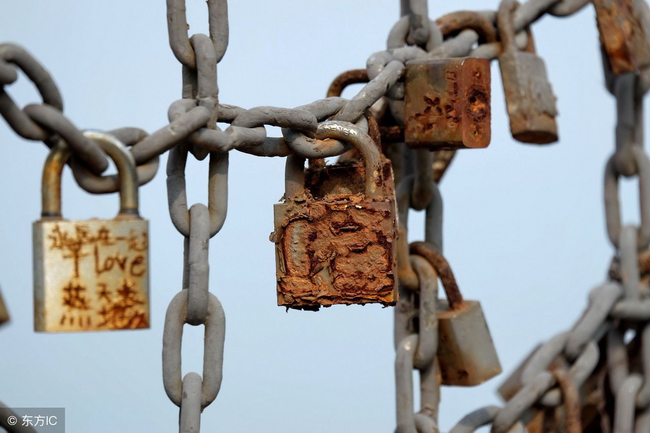 常德沅江诗墙公园锁心桥，锁越来越多，相关部门对桥进行加固!