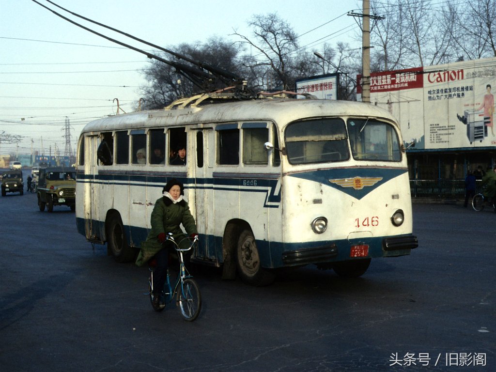 老照片:三十年前东北城市交通,运营中的电车