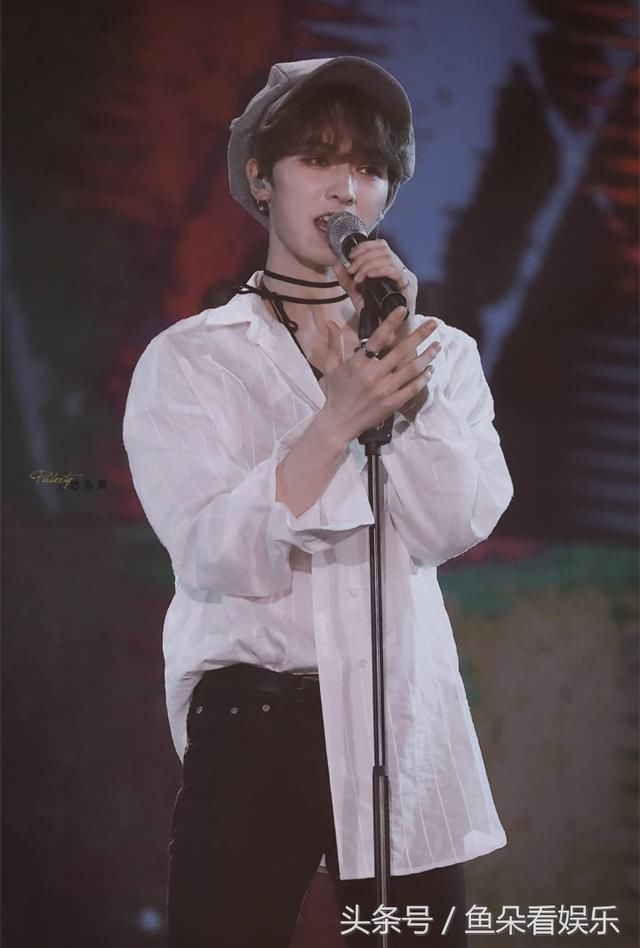 乐华七子录制《快本》,范丞丞手抱太阳花玩偶