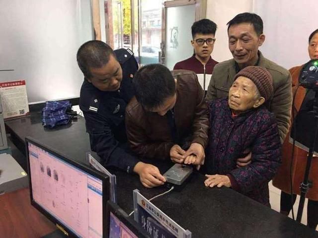 九旬老人感受暖心便民服务,竖起大拇指赞:警察