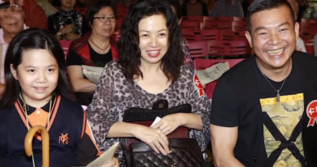 吴毅将妻子为爱女庆生，17岁女儿罕露面，清纯出众不输港姐妈妈