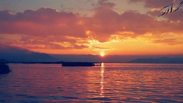 石屏异龙湖:“一道残阳铺水中,半江瑟瑟半江红”