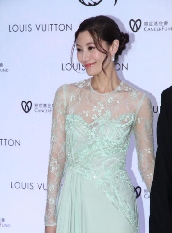 李嘉欣美貌水平好稳定，穿身蕾丝花纹礼服，老公站身边气场也不虚