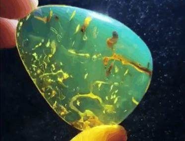 农村男子在河边捡到1块透明的石头,灯下仔细一