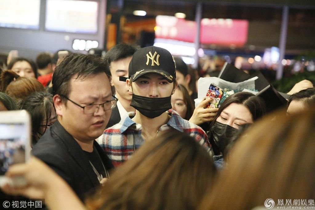 选秀男子朱正廷现身机场遭围堵 躲卫生间获专