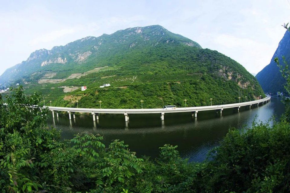 【美翻了，我的村】湖北宜昌深渡河村:车在画中“游”