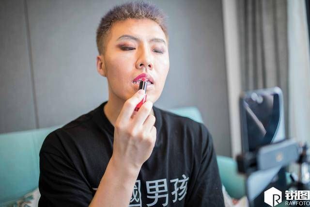 好孩子!男生化女妆赚钱为了给妈妈买房子 被赞