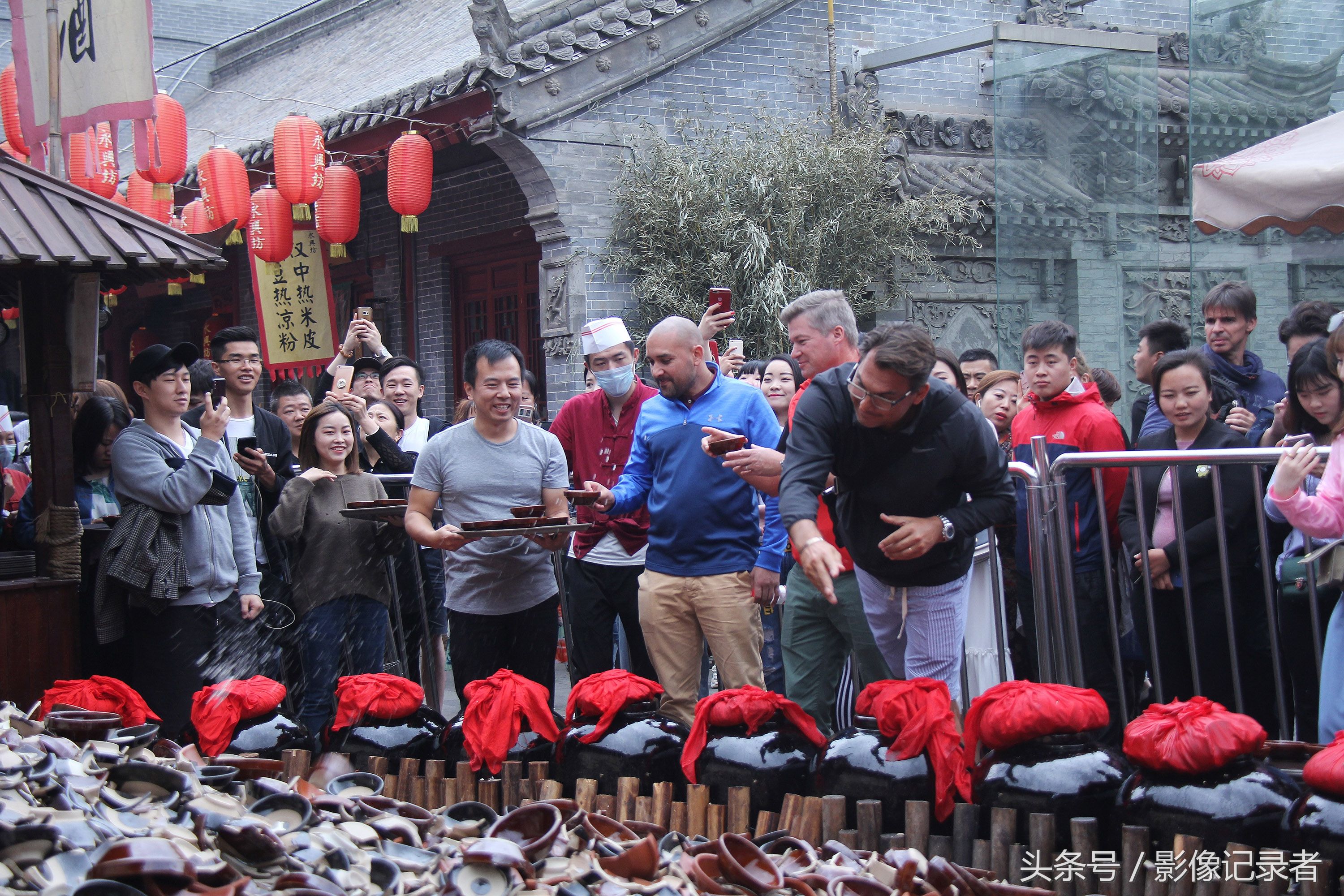 探访西安网红景点:游客每天排长龙喝摔碗酒 