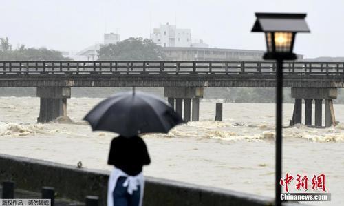 日本京都遭暴雨袭击 河流水位暴涨