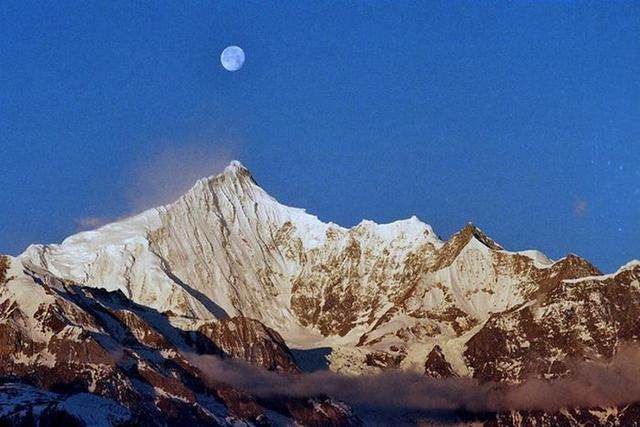 这座山峰，没有人攀登成功过！现在则被禁止攀登