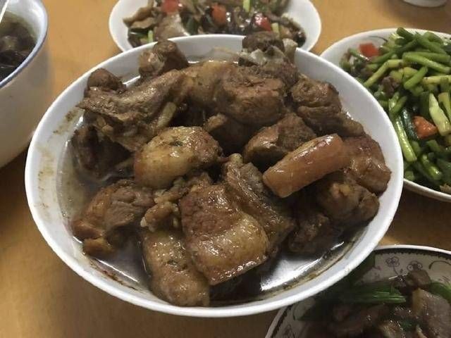 我家年夜饭12菜2汤，全是公公的拿手菜，尤其这道我吃了3碗没吃够