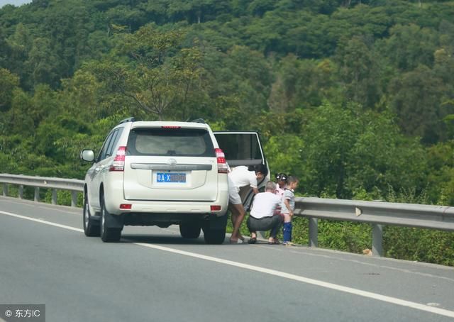 “人在囧途”，高速上尿急没服务区大家怎么办？活人不能被尿逼死