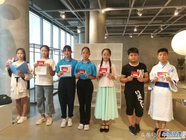 开封市化建中学多名学生在第四届中国语文朗