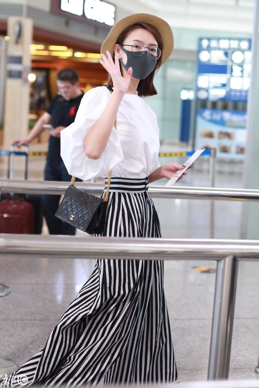 独家组图:陈瑶现身机场,肥大黑白竖条纹裙裤凸