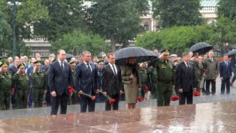 普京大雨中给无名烈士墓鞠躬致哀 拒绝打伞被浇成“落汤鸡”