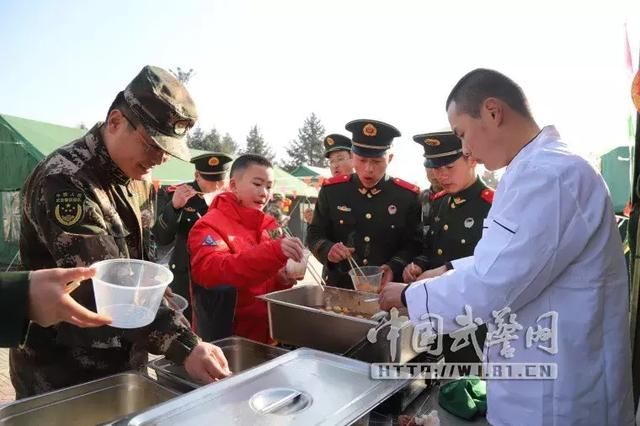 军营“美食一条街”,官兵吃啥都免费 “摊位”口味多好吃