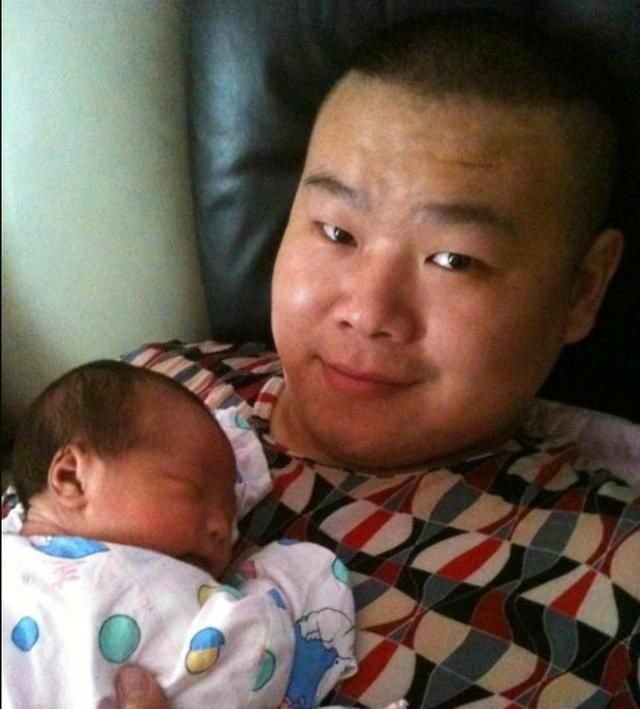 岳云鹏9岁女儿越长越漂亮，爱妻从手术中恢复，一家四口羡煞旁人