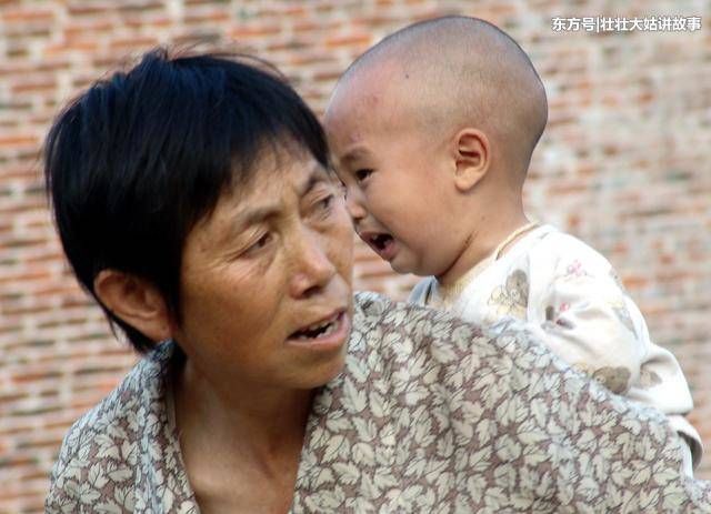 给婆婆每月5千伙食费她还抱怨，她去世留下一张卡，余额让我落泪