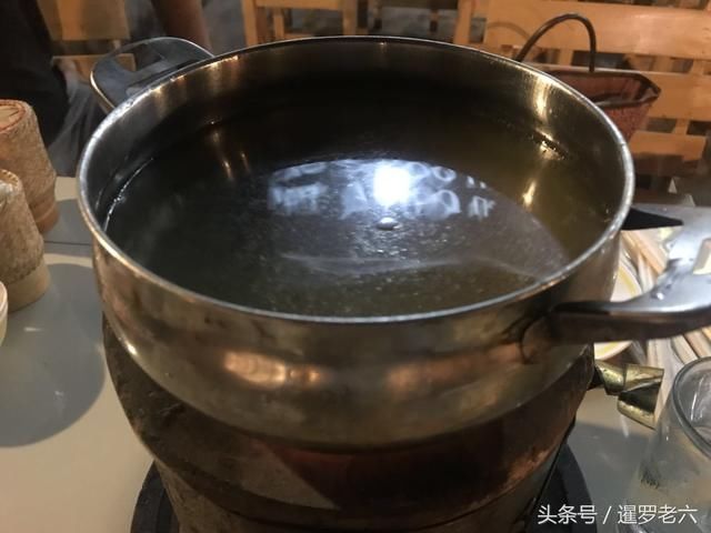 在泰国街头吃顿涮锅烧烤，牛肉有黑边，凉菜特别咸，值280元不？