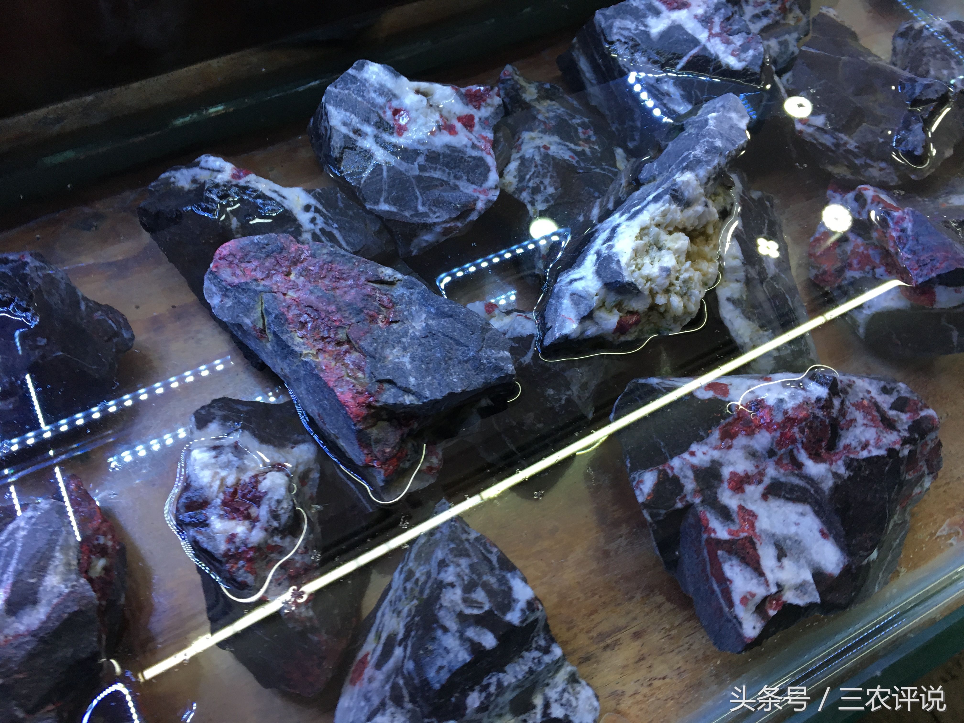 旅游时遇到这种石头要注意!它很贵,随便一块就得上万元,别碰!