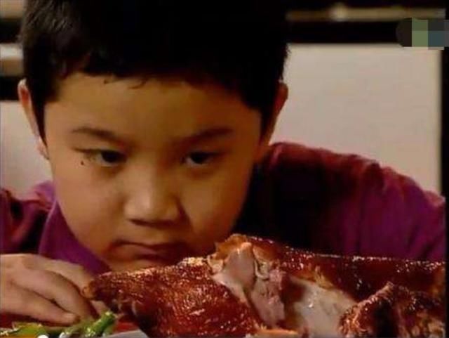 王嘉尔帮女生擦眼泪,直接一张纸巾往脸上盖,陈