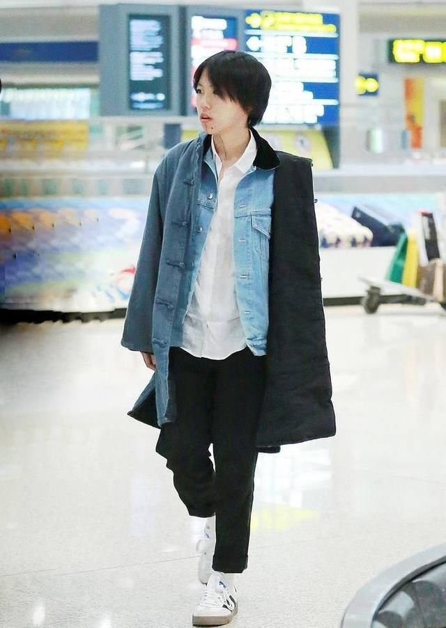 窦靖童扮拾荒者现机场,长刘海配皮衣显邋遢,网