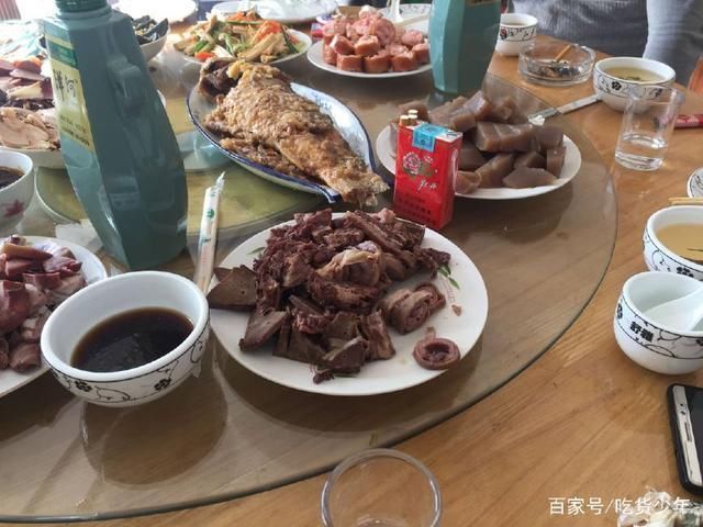 老板请吃饭，有酒有肉很丰盛，新同事一句话，老板娘脸都绿了