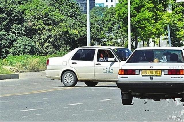 开车上路“八不跟”，跟着这些车后面危险系数高，还会惹得一身骚