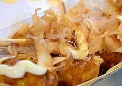 女子下班后卖“小吃”, 15元一份, 收入比上班高, 顾客帮忙打下手