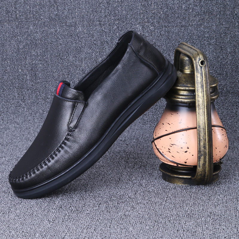 纯爷们少穿运动鞋,今年很火的软底皮鞋,开车上