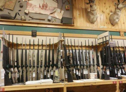 华人在美国逛枪店, 猎枪成捆堆放, 卖子弹如同卖