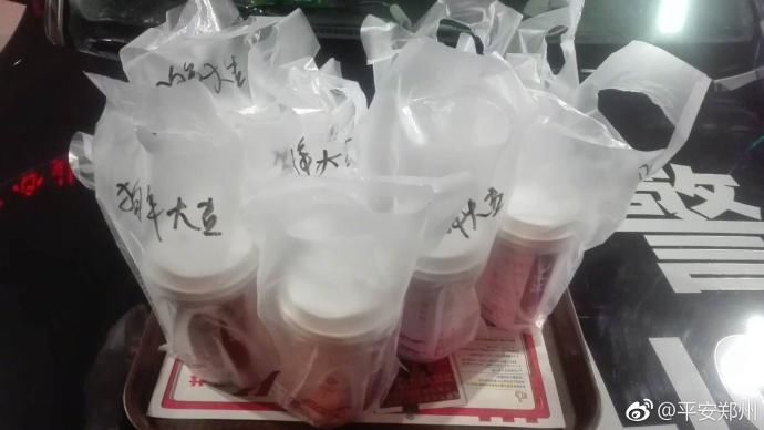 过年夜姑娘用爱心奶茶感动执勤警察 手写新年祝福