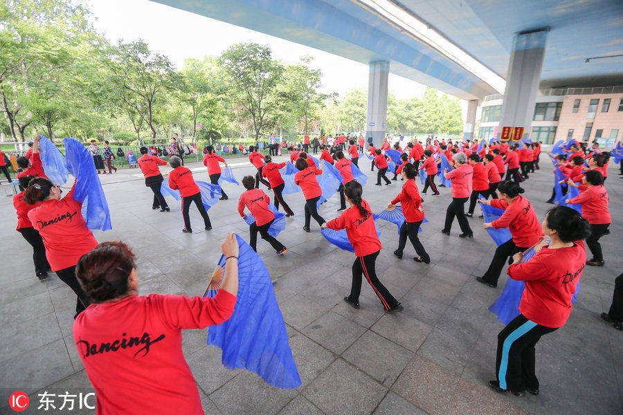 青岛市民迎上合峰会 200名广场舞大妈同时跳网红歌曲《青岛》