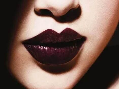 心理测试：4个嘴唇，哪个涂了“毒药”？测出你内心的阴暗指数！