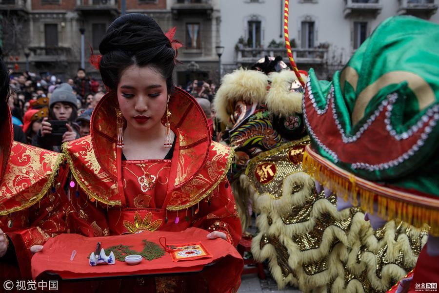 意大利华人游行庆祝春节 民众扮古装出行