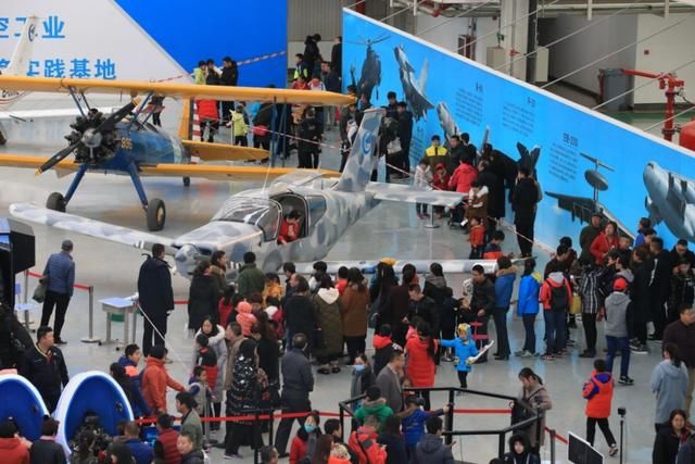 开飞机啦！中航工业游，让您的孩子0距离体验航空科技！