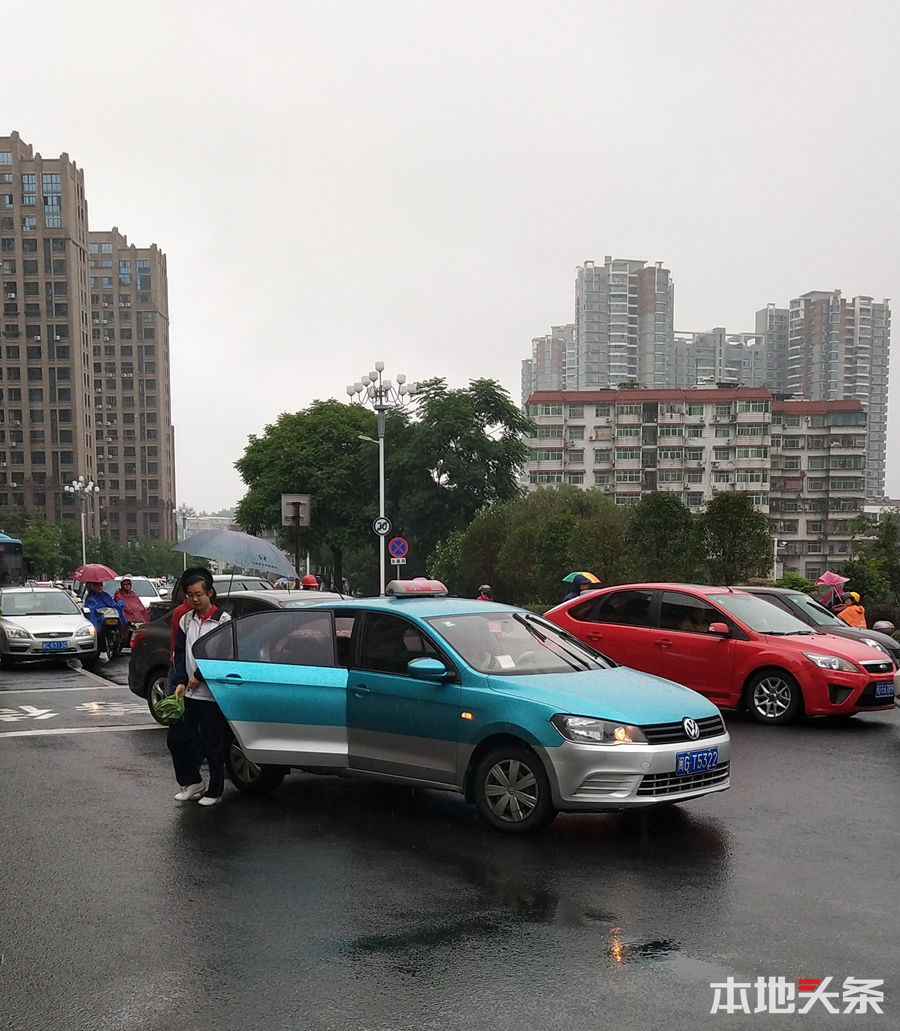 2018年爱心送考圆满收宫 凸显交通正能量_【