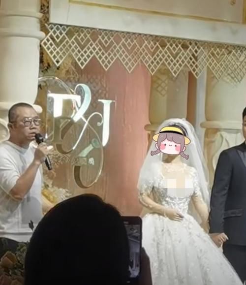 43岁涂磊现身婚礼走穴，现场氛围太严肃，网友：司庆不如撒贝宁
