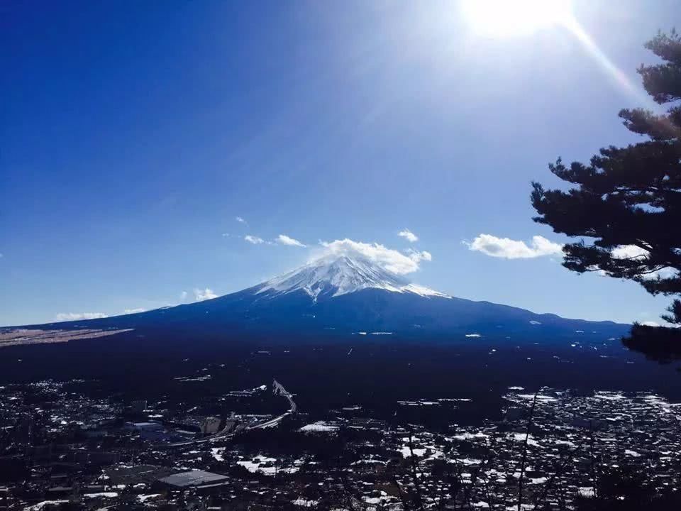 快报：情人节前，一群单身男女勇闯了富士山