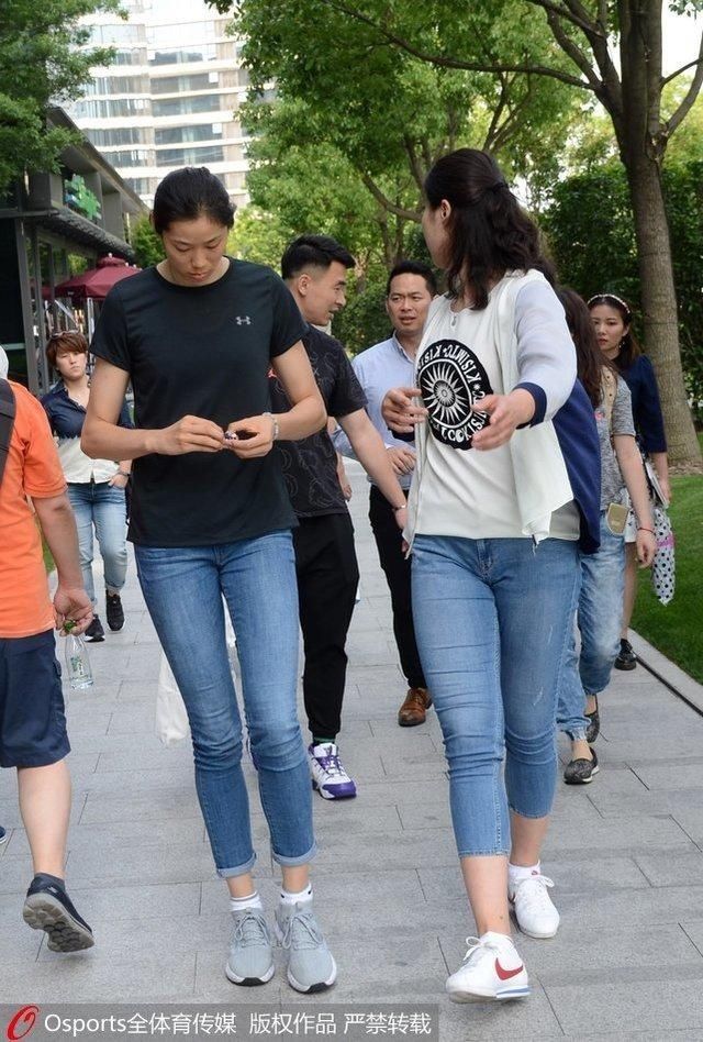 朱婷未进女排名单 现身上海低头疾走