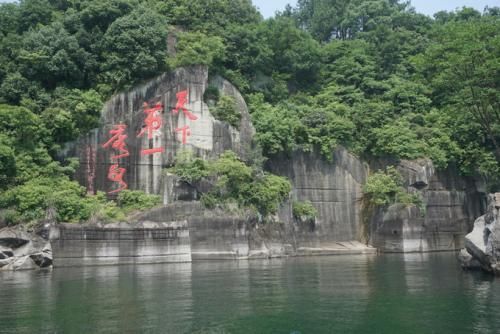 杭州这个地方曾经是一个采石场，如今却变成了养鱼的地方