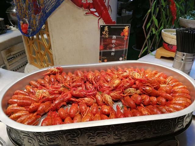 济南大明湖畔,这家小龙虾自助餐火了